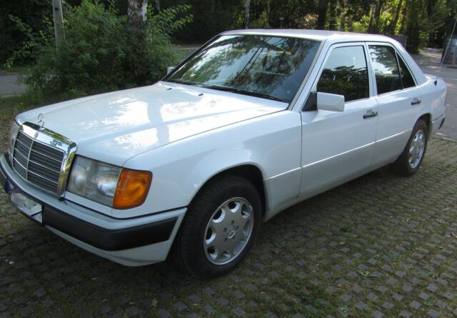 Immagine 1/19 di Mercedes-Benz 260 E (1990)