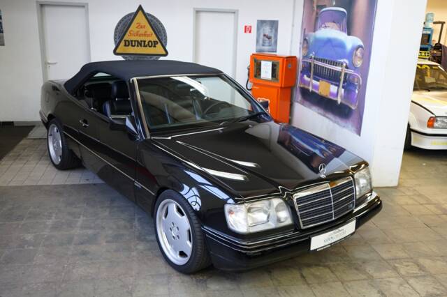 Image 1/36 of Mercedes-Benz E 320 (1995)