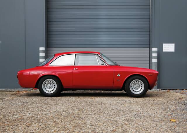 Image 1/48 de Alfa Romeo Giulia 1750 GT Am (1970)