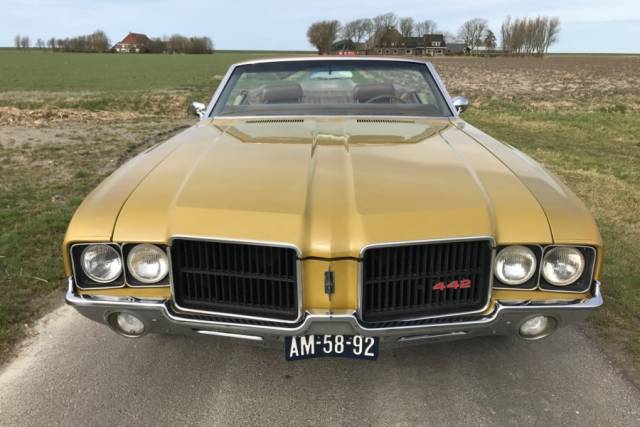 Image 1/28 of Oldsmobile Cutlass Supreme (1972)