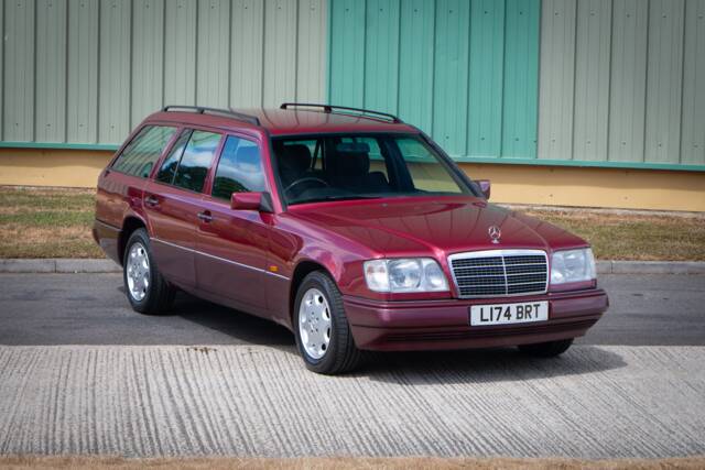 Bild 1/28 von Mercedes-Benz E 320 T (1993)