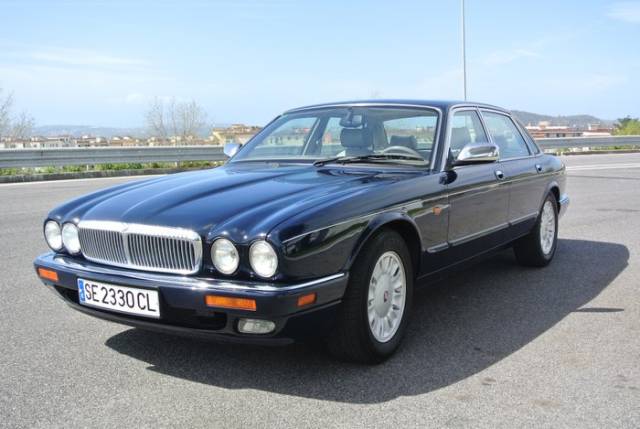 Image 1/7 of Daimler Double Six (1995)