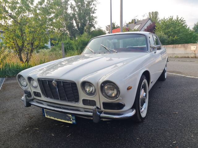 Image 1/16 of Jaguar XJ 6 4.2 (1973)