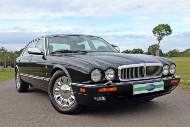 Image 1/5 de Daimler Double Six (1996)