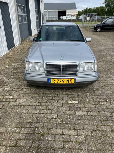 Image 1/10 de Mercedes-Benz E 220 (1995)