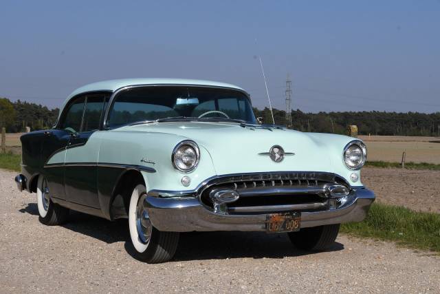 Image 1/40 of Oldsmobile Super 88 (1955)