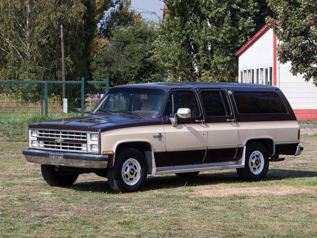Image 1/12 of Chevrolet Suburban (1987)