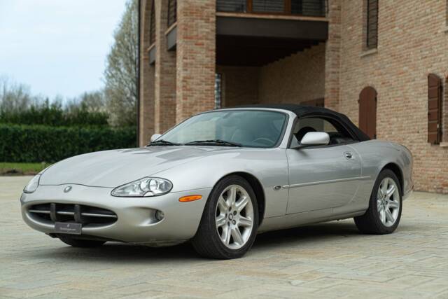 Bild 1/50 von Jaguar XK8 4.0 (2000)