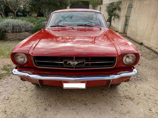 Ford Mustang fastback 1965 en stock et immatriculée en France.