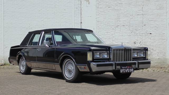 Image 1/13 of Lincoln Continental Sedan (1985)