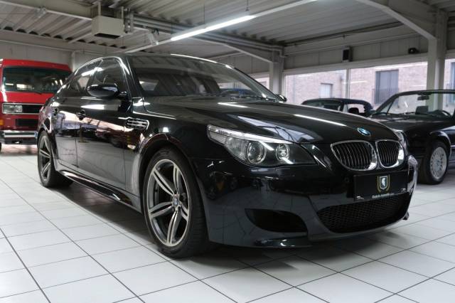 Immagine 1/12 di BMW M5 (2006)