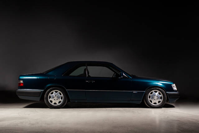 Image 1/29 de Mercedes-Benz E 320 (1995)