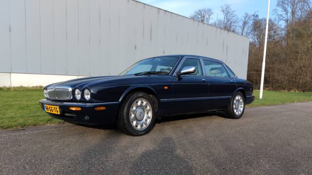 Image 1/71 of Daimler Super V8 (2000)