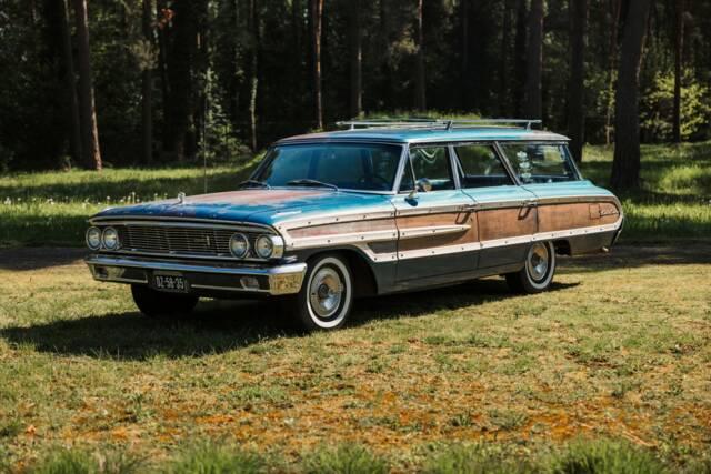 Image 1/20 of Ford Country Squire Station Wagon (1964)