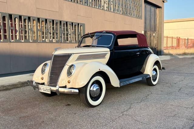 Bild 1/26 von Ford V8 Deluxe Club Cabriolet (1937)