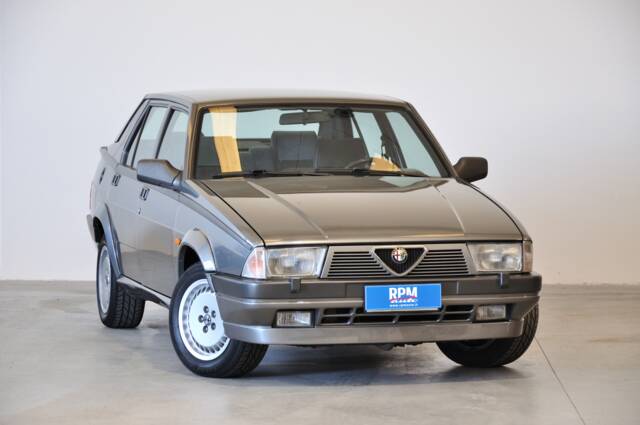 Bild 1/25 von Alfa Romeo 75 2.0 Twin Spark (1987)