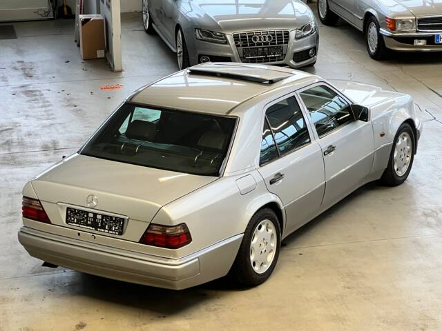 Image 1/62 de Mercedes-Benz E 500 (1995)