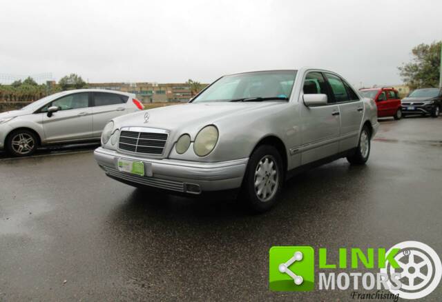 Image 1/10 de Mercedes-Benz E 200 (1997)