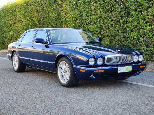 Image 1/30 of Jaguar XJ 8 4.0 Executive (1998)