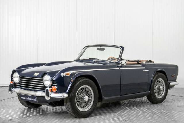 Image 1/50 of Triumph TR 250 (1968)