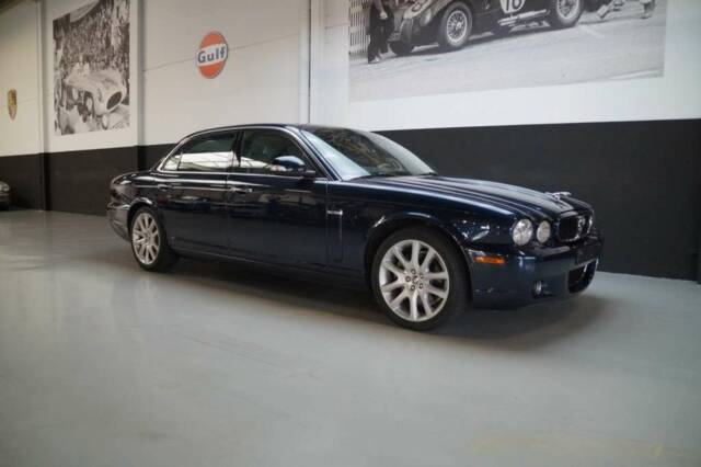 Image 1/50 de Jaguar XJ 8 4.2 (2008)
