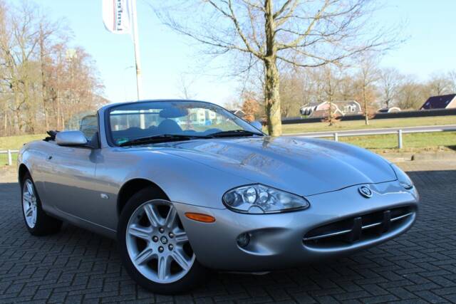 Image 1/8 de Jaguar XK8 4.0 (1999)