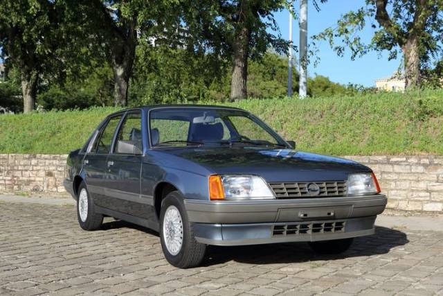 Immagine 1/9 di Opel Rekord 2,2i (1986)