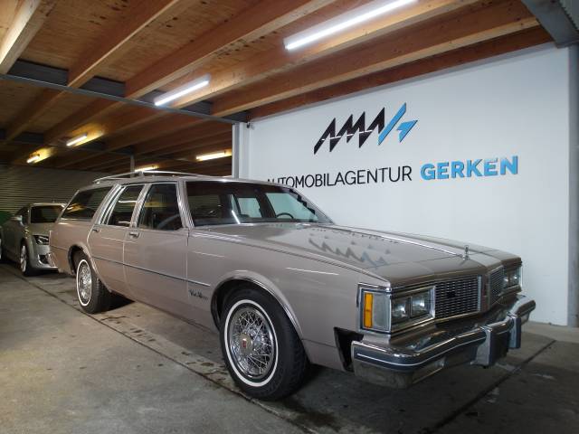 Immagine 1/34 di Oldsmobile Custom Cruiser (1984)