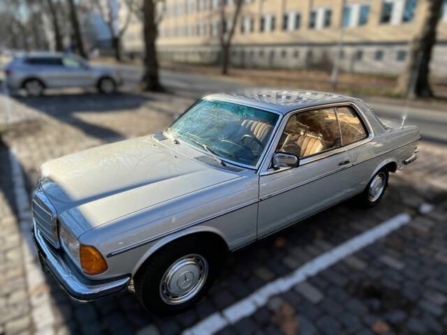 Bild 1/8 von Mercedes-Benz 230 CE (1982)