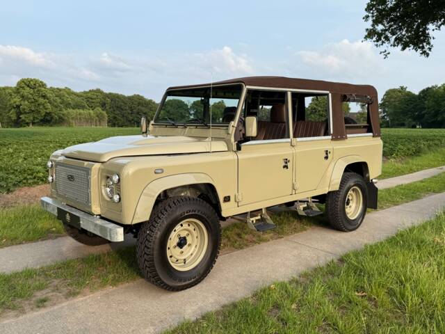 Image 1/31 of Land Rover Defender 110 (2005)