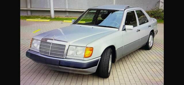Image 1/19 of Mercedes-Benz E 200 (1993)