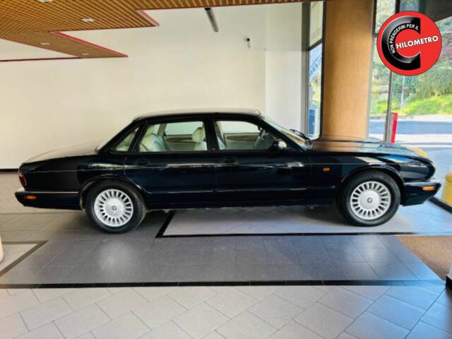 Image 1/15 de Jaguar XJ 8 Executive (1998)