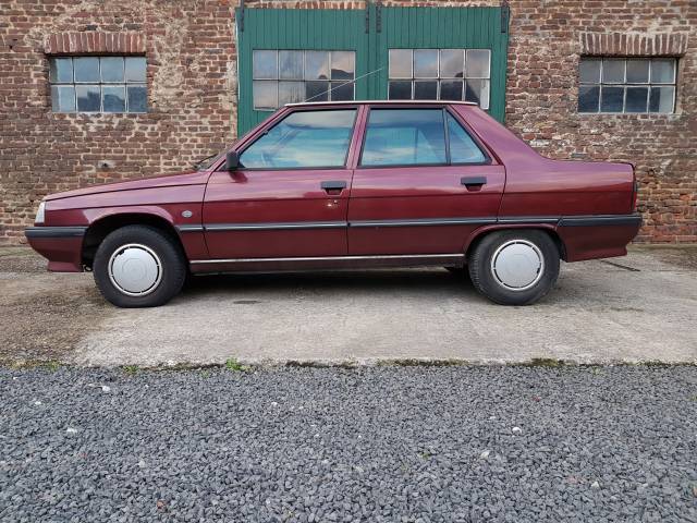 Image 1/20 de Renault R 9 (1988)