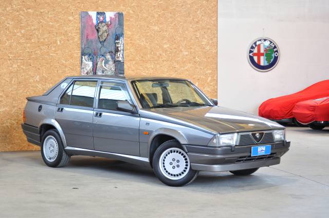 Image 1/67 de Alfa Romeo 75 2.0 Twin Spark (1988)