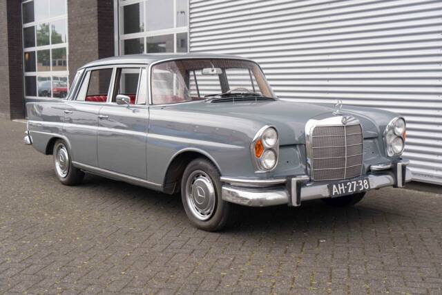 Image 1/8 de Mercedes-Benz 220 SE b (1962)