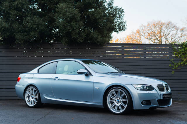 Image 1/38 de BMW 325i (2009)