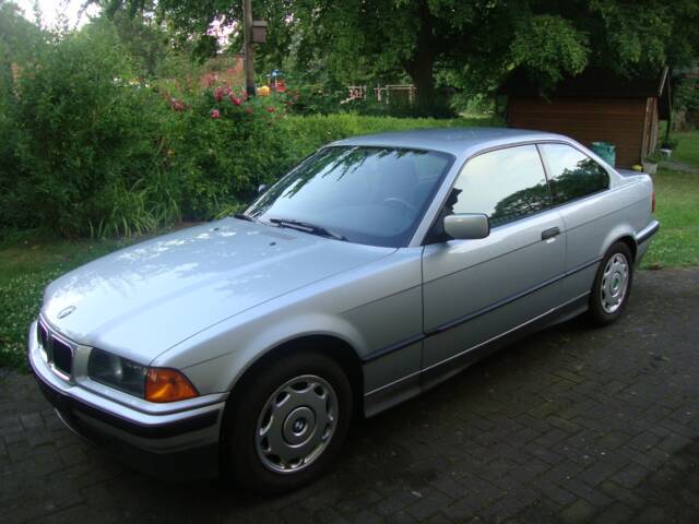 Afbeelding 1/39 van BMW 316i (1993)