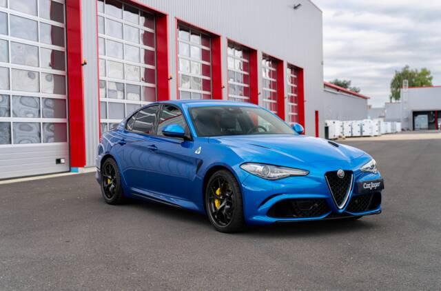 Image 1/10 of Alfa Romeo Giulia Quadrifoglio (2019)