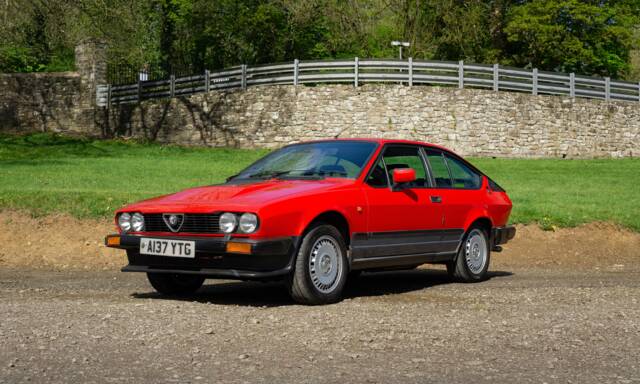 Bild 1/25 von Alfa Romeo GTV 6 2.5 (1984)