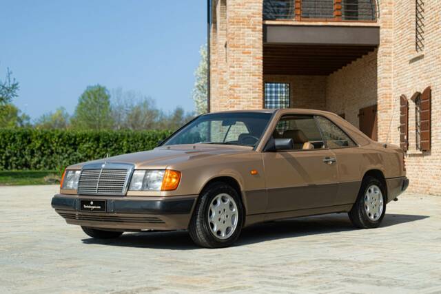 Image 1/46 of Mercedes-Benz 300 CE (1988)