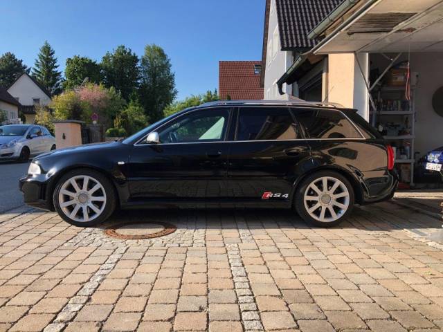 Immagine 1/33 di Audi RS4 Avant (2001)