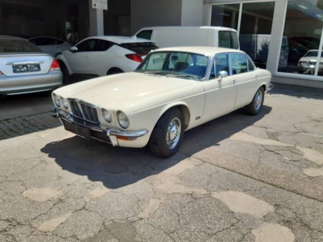 Image 1/13 de Jaguar XJ 6 L 4.2 (1977)