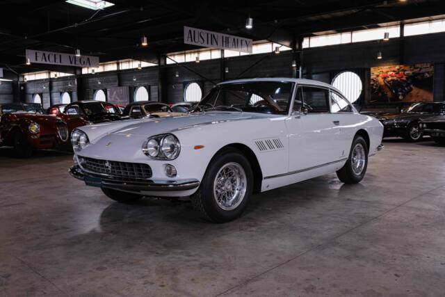 Image 1/36 of Ferrari 330 GT 2+2 (1964)