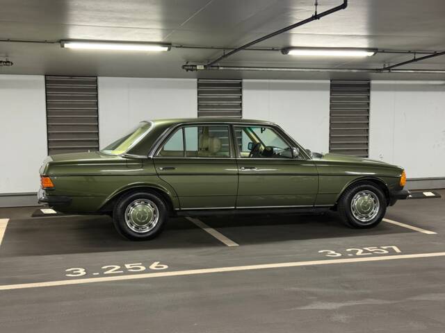 Image 1/13 de Mercedes-Benz 230 E (1983)