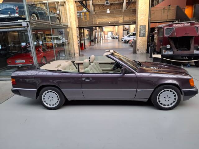 Image 1/42 of Mercedes-Benz 300 CE-24 (1993)
