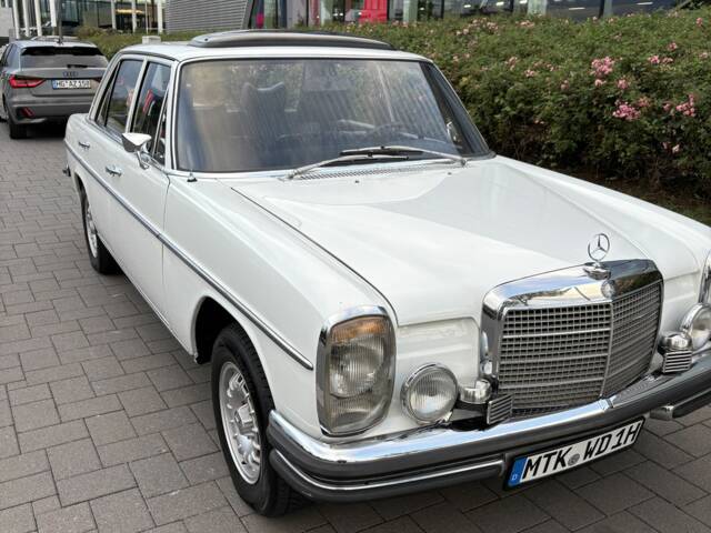 Image 1/8 de Mercedes-Benz 200 D (1970)