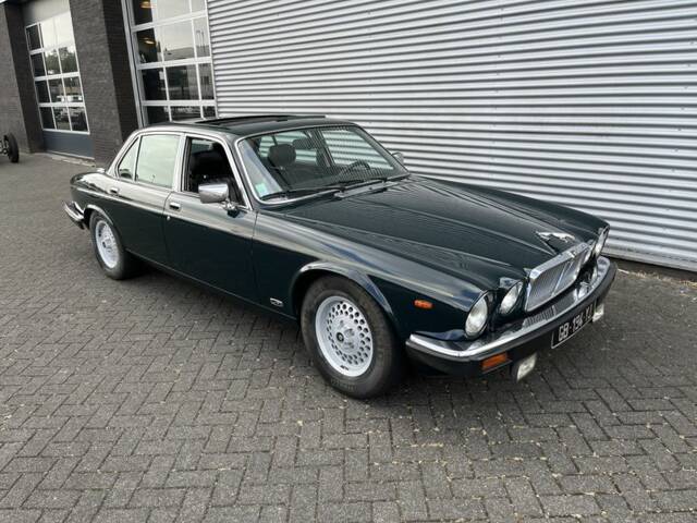 Bild 1/8 von Jaguar XJ 12 (1991)