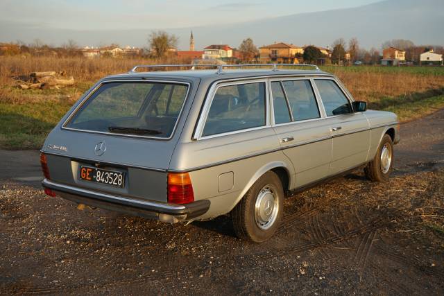 Bild 1/22 von Mercedes-Benz 240 TD (1981)