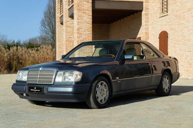 Image 1/50 de Mercedes-Benz 200 CE (1992)