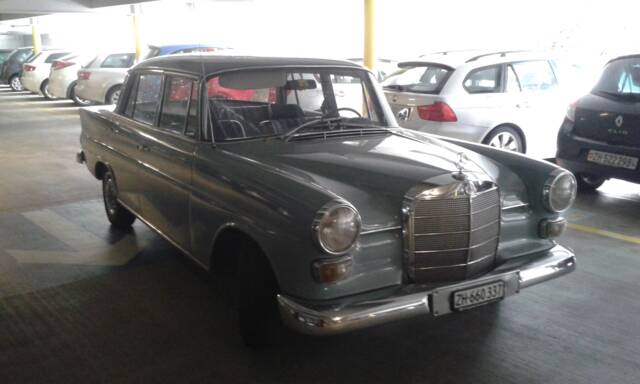 Image 1/4 de Mercedes-Benz 200 (1967)